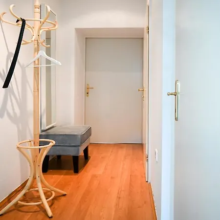 Backpacker Apartment Bahnhof Vienna Exterior photo